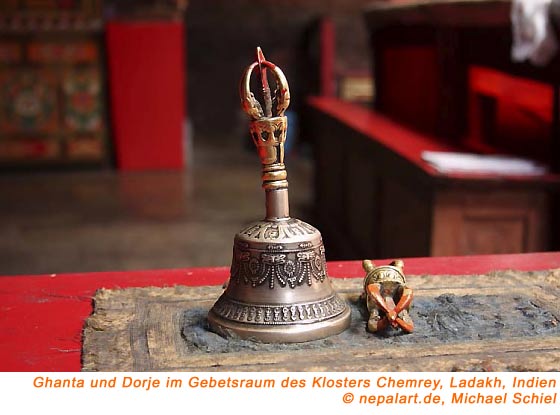 Ghanta und Dorje im Gebetsraum des Klosters Chemrey