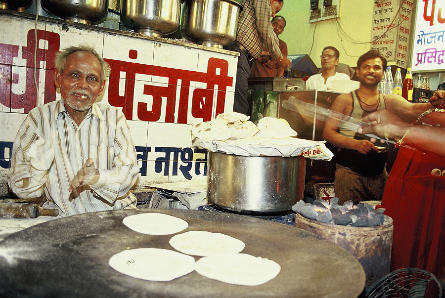 garküche in der altstadt von haridwar, indien