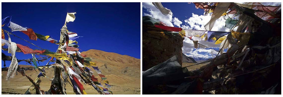 Gebetsfahnen auf dem Weg zu den Seen Tso Moriri und Tso Kar in Ladakh