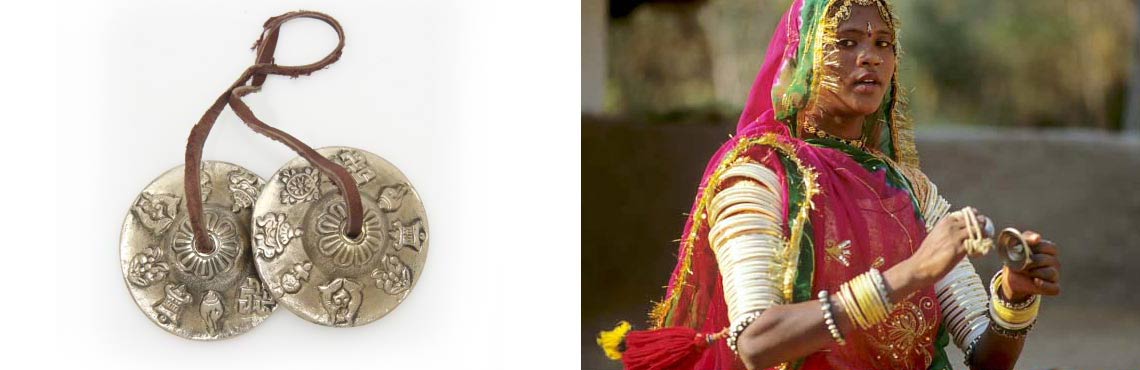 Traditionell gekleidete Rajputin mit Zimbeln