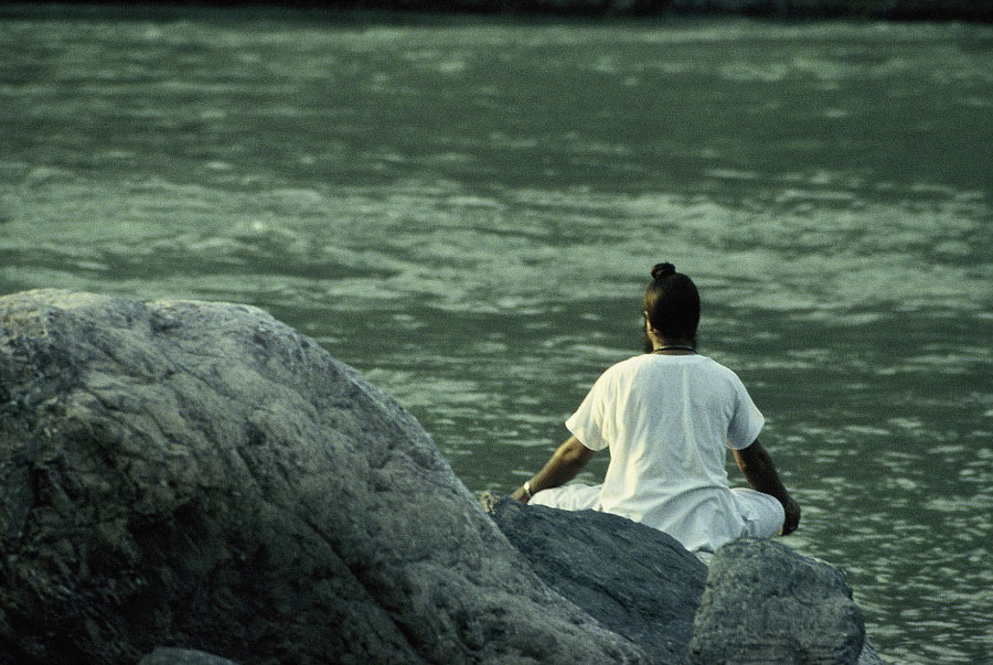 meditation am fluss ganges, rishikesh, indien
