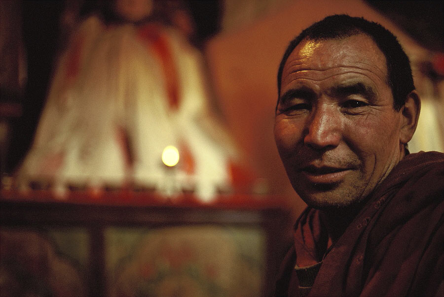 mönch aus dem kloster thikse, ladakh, indischer himalaya