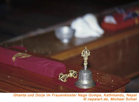 Ghanta und Dorje im Frauenkloster Nage Gumpa