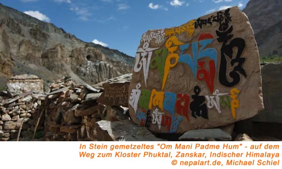In Stein gemetzeltes Om Mani Padme Hum beim Kloster Phuktal in Zanskar