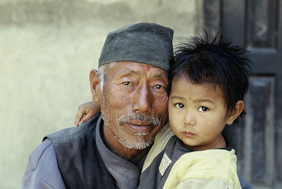 opa mit enkel in thimi, tal von kathmandu, nepal
