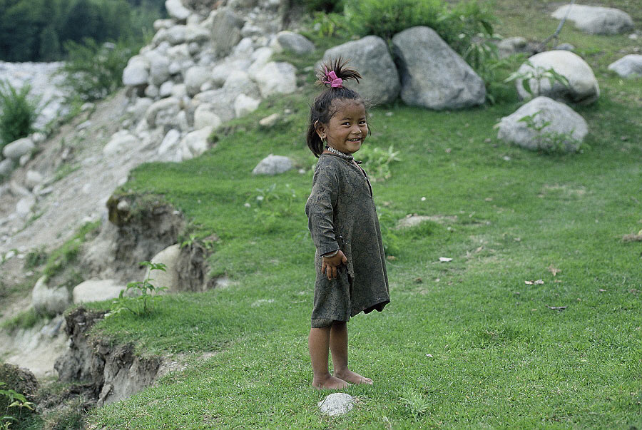 tibetisches kind bei manali, himachal pradesh, indien