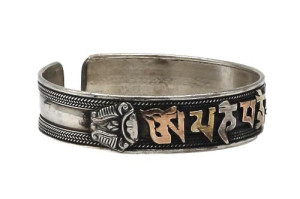 Om Mani Armreif aus Weißmetall