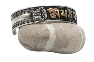 Om Mani Armreif aus Weißmetall