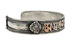 Om Mani Armreif aus Weißmetall