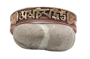 Kupferner Om Mani Armreif aus Nepal