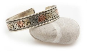 Filigraner Armreif, drei Metalle