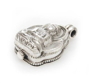 Medizin Buddha (Bhaisajyaguru) Anhänger aus Nepal, zum öffnen, Sterlingsilber (925)