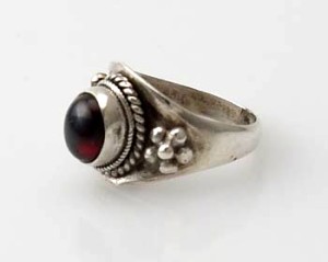 Ring Sterlingsilber (925) mit Granat aus Nepal, Innendurchmesser 17 mm.