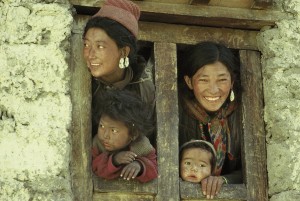 Poster 30 X 45 cm, Familie am Fenster, Markha Valley, Ladakh, Indien Poster 30 X 45 cm, Familie am Fenster, Markha Valley, Ladakh, Indien