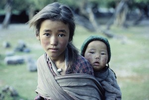 Poster 20 X 30 cm, Mädchen mit Kind, Markha Valley, Indien Poster 20 X 30 cm, Mädchen mit Kind, Markha Valley, Indien