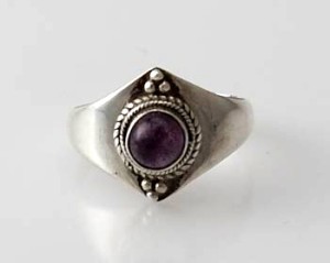 Ring Sterlingsilber (925) mit Amethyst aus Nepal, Innendurchmesser 18 mm. Ring Sterlingsilber (925) mit Amethyst aus Nepal, Innendurchmesser 18 mm.