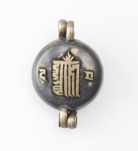 Gau Anhänger, Kalachakra und Visvavajra  Zeichen