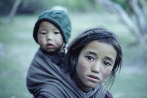 Poster 30 X 45 cm, Mädchen mit Kind, Markha Valley, Indien