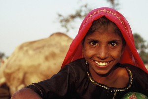 Poster 30 X 45 cm, Junge Inderin auf dem Kamelmarkt von Pushkar, Indien