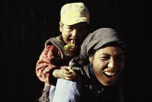 Poster 20 X 30 cm, Mutter mit Kind aus Leh, Ladakh, Indien