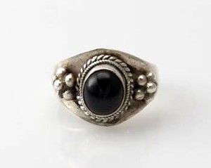 Ring Sterlingsilber (925) mit Granat aus Nepal, Innendurchmesser 17 mm.