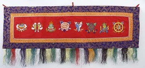 Eight Lucky Symbols Wandbehang, gross, quer, rot