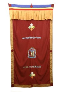 Tibetischer Türbehang, verschiedene Symbole, rot