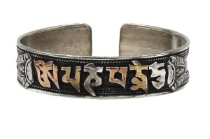 Om Mani Armreif aus Weißmetall