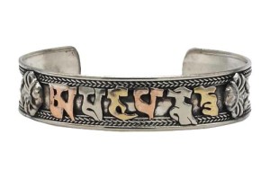 Om Mani Armreif aus Weißmetall