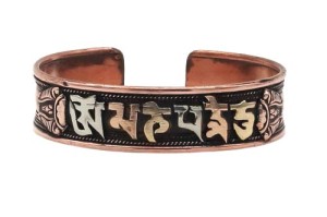 Kupferner Om Mani Armreif aus Nepal