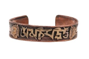 Kupferner Om Mani Armreif aus Nepal