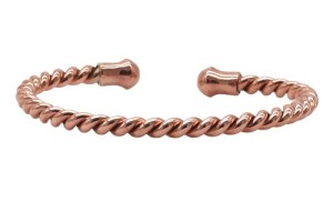 Gedrehter Armreif aus Kupfer