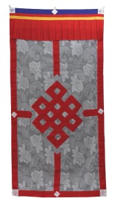 Tibetischer Türbehang, Endloser Knoten, teilweise lichtdurchlässig, rot