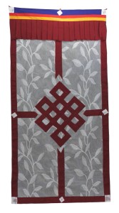 Tibetischer Türbehang, Endloser Knoten, teilweise lichtdurchlässig, dunkelrot